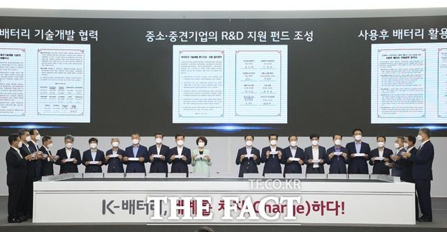 문승욱 산업통상자원부 장관, 한정애 환경부 장관을 비롯한 정부 관계자와 배터리 기업 대표들이 8일 충북 LG에너지솔루션 오창 제2공장에서 열린 K-배터리 발전전략 보고 행사에서 연대협력 협약식을 하고 있다. /뉴시스