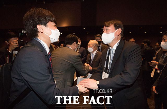 대선 출마를 선언한 윤석열 전 검찰총장(오른쪽)과 이준석 국민의힘 대표가 지난 6일 비공개 회동을 갖고 근황을 나눈 것으로 알려졌다. 지난달 30일 아시안리더십콘퍼런스 개회식에 참석한 이 대표와 윤 전 총장. /국회사진취재단