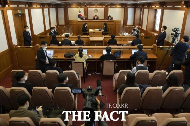 임성근 전 부산고법 부장판사의 탄핵 심판 변론준비기일이 열린 지난 3월 24일 주심을 맡은 이석태 헌법재판관(왼쪽부터)과 이영진 수명재판관, 이미선 수명재판관이 재판 시작을 기다리고 있다. /사진공동취재단