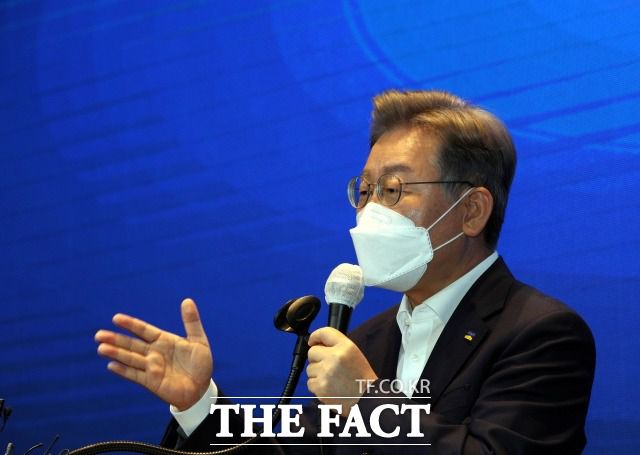 이재명 경기도 지사가 12일 대선 후보자 검증에 대해 "결혼하기 전 벌어진 일을 어떻게 책임지겠냐"라며 윤석열 전 검찰총장 배우자 논란 관련해 입장을 밝혔다. 지난 6일 '부동산 시장법 제정' 국회토론회에서 참석 환영사하고 있는 이 지사. /이선화 기자