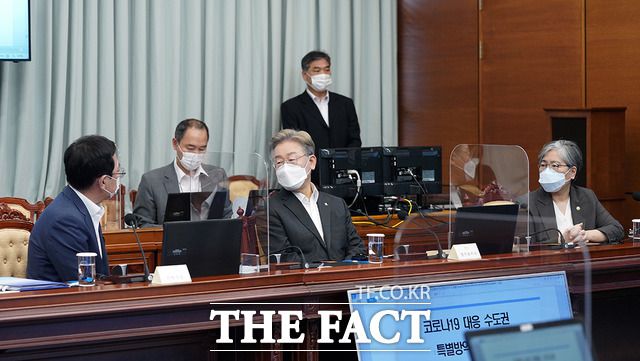 왼쪽부터 박남춘 인천광역시장,이재명 경기도지사, 정은경 질병관리청장이 12일 청와대 여민관에서 열린 코로나19대응 수도권 특별방역점검회의에 참석해 대화를 나누고 있다. /청와대 제공