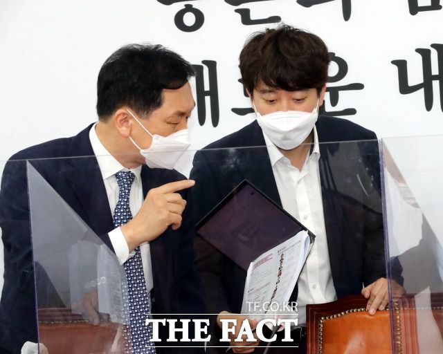 김기현(왼쪽) 국민의힘 원내대표는 '이준석 리스크'와 관련해 "호사가들이 하는 말씀"이라고 일축했다. 지난 8일 국회에서 열린 국민의힘 최고위원회의에 앞서 이 대표와 이야기하는 김 원내대표. /이선화 기자