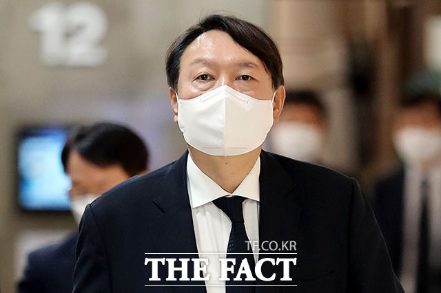 윤석열 전 검찰총장 측이 14일 이동훈 전 대변인의 "여권 인사가 'Y(윤석열)를 치고 우리를 도우면 수사는 없던 일로 만들어주겠다, 경찰과도 조율이 됐다"라는 발언에 대해 "사실이라면, 헌법 가치를 무너뜨리는 '공작정치이자, 수사권을 이용한 '선거 개입', '사법거래'"라고 주장했다. /국회사진취재단