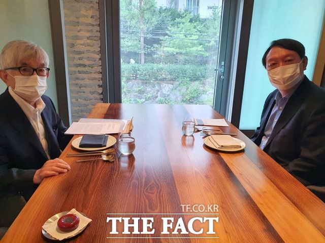 윤석열 전 검찰총장은 지난 12일 최장집 고려대 명예교수를 만나 "자유 빠진 민주주의는 독재"라고 지적했다. /윤석열 캠프 제공