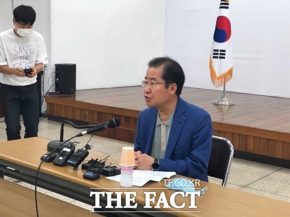 홍준표(국민의힘, 수성을) 의원이 지역・정치 현안에 관해 16일 국민의힘 대구시당에서 기자간담회를 통해 "대구시장과 경북도지사는 단체장으로 자격이 없다"며 쓴소리를 했다. 국민의힘 대구시당에서 기자회견 중인 홍준표 의원 /대구 = 박성원 기자