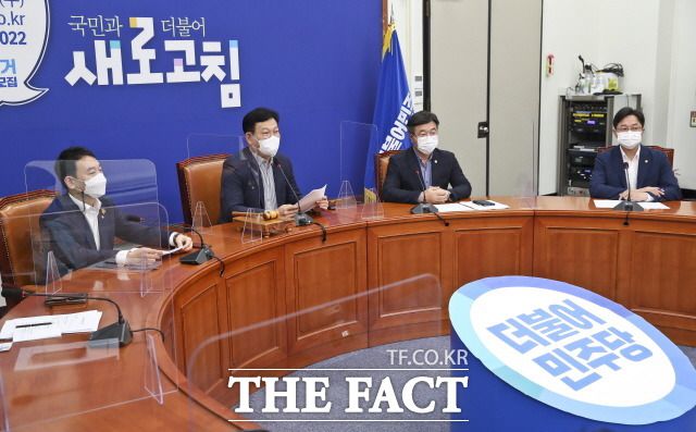 더불어민주당이 야권 유력 대권주자 윤석열 전 검찰총장의 '주 120시간 노동' 발언 등을 두고 맹폭했다. 이날 서울 여의도 국회에서 열린 최고위원회의 모습. /국회사진취재단