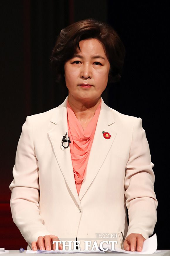 더불어민주당 대선 경선 후보인 추미애 전 법무장관이 21일 윤석열 전 검찰총장이 이른바 '윤우진 사건' 관련한 뇌물수수 의혹 사건이 수사 진행중이라고 강조했다. 지난 6일 서울 상암 MBC 방송센터에서 열린 합동 토론회에서 리허설하는 추 전 장관. /국회사진취재단