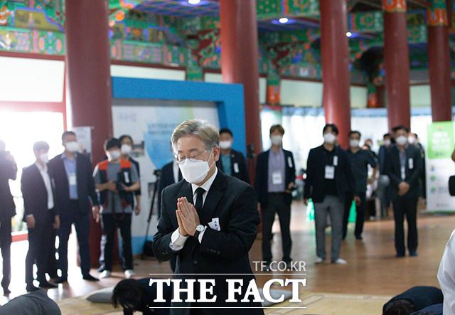 배우 김부선 씨가 이재명 경기지사의 대권 라이벌인 윤석열 전 검찰총장에게 정치 후원금 10만원을 기부한 사실을 26일 공개했다. 사진은 이 지사가 지난 24일 오후 전북 김제시 금산사에 마련된 조계종 전 총무원장 월주(月珠) 대종사의 빈소를 찾아 조문하고 있는 모습. /이재명 캠프 제공