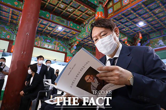 윤석열 전 총장이 월주스님의 빈소를 찾아 영결식 자료를 읽고 있다. 왼편에 추미애 전 장관의 모습이 보이고 있다. /윤석열 캠프 제공