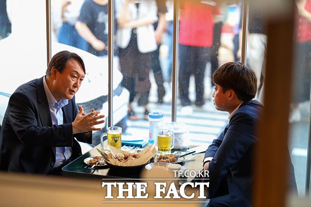 이준석 국민의힘 대표(오른쪽)와 윤석열 전 검찰총장이 25일 오후 서울 광진구 한 치킨집에서 대화하고 있다. /윤석열 캠프 제공
