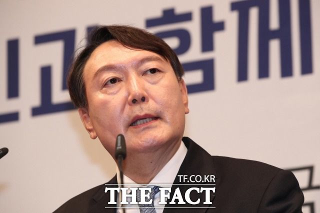 윤석열 전 검찰총장 국민캠프는 28일 아내 김건희 씨와 양재택 전 검사와의 동거설을 보도한 열린공감TV 강진구 기자 등 3명을 형사고발 했다고 밝혔다. /이동률 기자