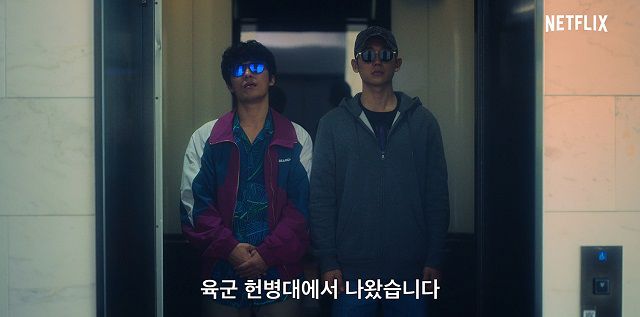 구교환(왼쪽)과 정해인은 각각 'D.P.'에서 D.P. 소속 상병 호열과 이등병 준호 역을 맡아 탈영병을 쫓는 '군인 잡는 군인'으로 분한다. /넷플릭스 제공