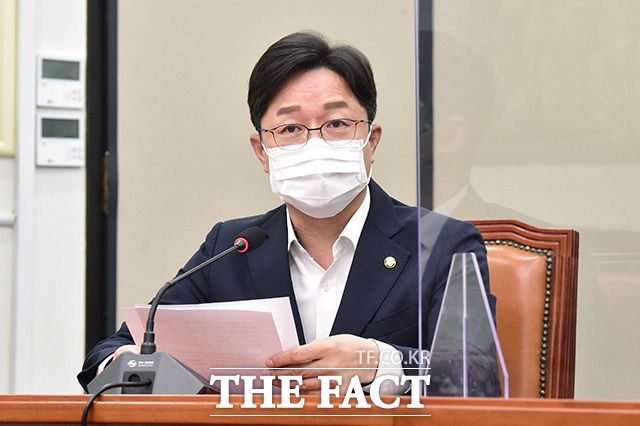 강병원 더불어민주당 최고위원이 윤석열 전 검찰총장의 '부정식품' 발언과 해명에 대해 "무더위와 코로나로 힘겨운 국민의 분노유발자요, 대선 전전하는 NG 전문 배우"라고 힐난했다. /더팩트 DB