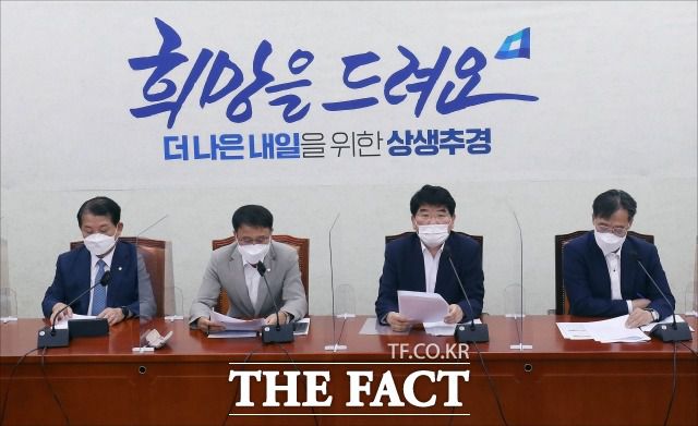 더불어민주당 원내지도부는 5일 윤석열 전 검찰총장과 최재형 전 감사원장의 잇단 논란을 비판했다. 이날 더불어민주당 정책조정회의 모습. /국회=이선화 기자