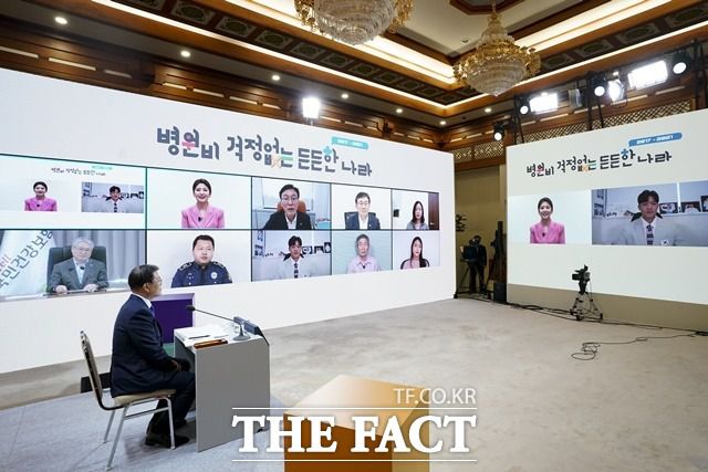 문재인 대통령이 12일 청와대 본관에서 화상을 통해 열린 건강보험 보장성 강화 대책 4주년 성과 보고대회에서 보장성 강화 수혜 사례 발표를 경청하고 있다. /청와대 제공