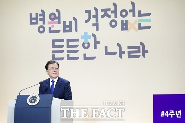 문재인 대통령이 12일 청와대 본관에서 화상을 통해 열린 건강보험 보장성 강화 대책 4주년 성과 보고대회에 참석한 모습. /청와대 제공