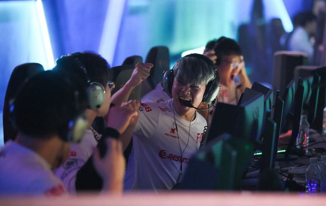 포효하고 있는 F4Q /라이엇게임즈