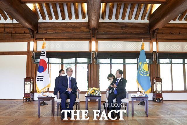 문 대통령이 토카예프 카자흐스탄 대통령과 17일 정상회담 후 청와대 상춘재에서 차담을 하고 있다. /청와대 제공