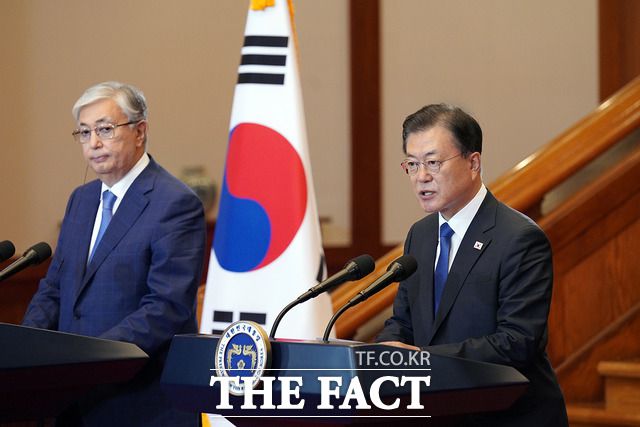 문재인 대통령이 카심 조마르트 토카예프 카자흐스탄 대통령과 17일 오전 청와대에서 정상회담을 마치고 회담 결과를 발표하고 있다. /청와대 제공