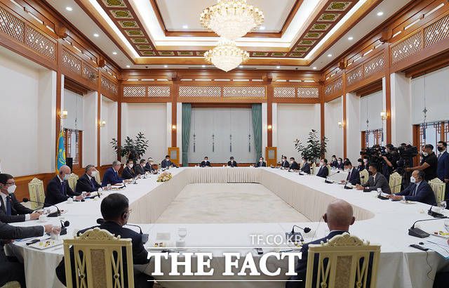 17일 오후 청와대에서 문 대통령과 토카예프 카자흐스탄 대통령이 참석한 가운데 양국 주요 경제인 간담회가 열리고 있다. /청와대 제공