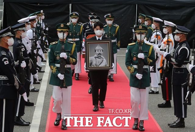 18일 오전 국립대전현충원에서 열린 홍범도 장군 유해 안장식에서 국방부 의장대가 홍범도 장군의 영정과 유해를 들고 입장하고 있다. /뉴시스