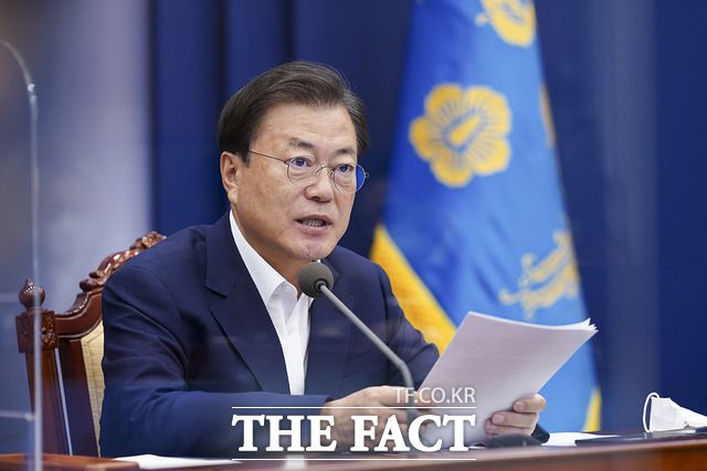 문재인 대통령은 지난 17일 "언론자유는 민주주의의 기둥이다"라고 했고 했지만 청와대는 '언론중재법'에 사실상 동조했다. 9일 수석보좌관회의 모두발언하는 문 대통령. /청와대 제공