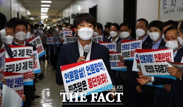 국민의힘은 언론중재법 등의 국회 본회의 처리를 저지하겠다는 입장이지만 여당의 강행 의지는 확고하다. 19일 국회 문화체육관광위원회 회의실 앞 복도에서 '징벌적 손해배상' 언론중재법 개정안 처리를 규탄하는 발언하는 이준석 국민의힘 대표. /이선화 기자