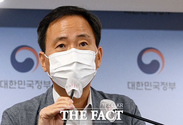 김영수 문화체육관광부 콘텐츠정책국장 브리핑을 하고 있다.