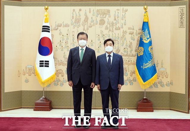 문재인 대통령이 6일 오전 청와대에서 이석현 민주평화통일자문회의 수석부의장에게 임명장을 수여하고 기념촬영을 하고 있다. /청와대 제공