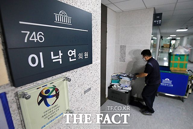 지난 9일 국회 의원회관에서 국회 직원이 이낙연 의원실에서 내놓은 책자와 서류 더미 등을 수거하고 있다. /이선화 기자