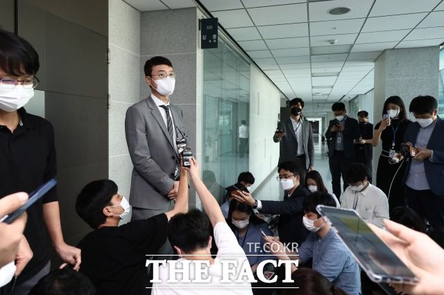 지난 10일 고위공직자범죄수사처가 윤석열 전 검찰총장의 '고발 사주' 의혹과 관련 국민의힘 김웅 의원의 국회 의원회관 사무실 압수수색에 들어간 가운데, 김 의원이 사무실 앞에 잠시 나와 입장을 밝히던 당시. /이선화 기자