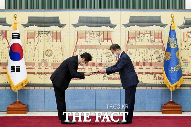 문재인 대통령이 지난 2월 서울 여의도 청와대 본관에서 황희 문화체육관광부 장관에게 임명장을 수여하고 있다. /청와대 제공