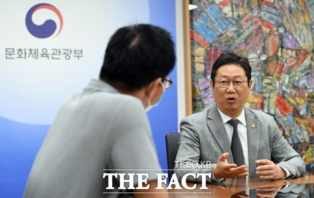황희 문화체육관광부 장관이 10일 오후 서울 용산 문화체육관광부 서울사무소에서 더팩트 취재진과 인터뷰를 갖고 있다./임영무 기자