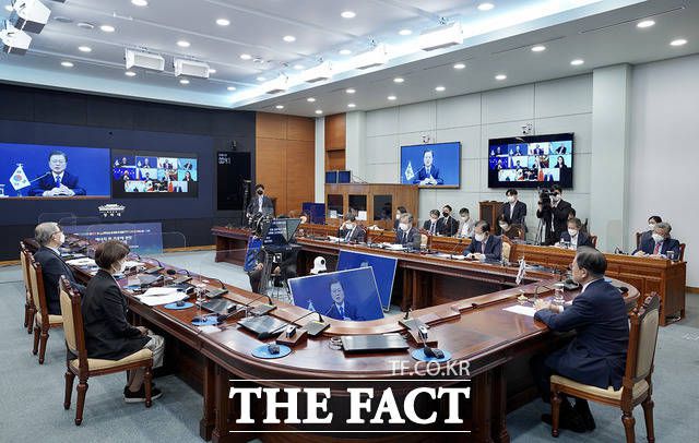 문재인 대통령이 17일 오후 청와대에서 화상으로 열린 MEF에 참석해 발언하고 있다. /청와대 제공