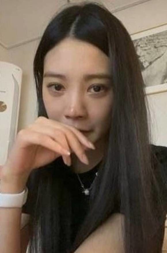 리지가 14일 개인 SNS 라이브 방송을 통해 음주운전 사고에 대해 심경을 밝혔다. /리지 SNS 캡처