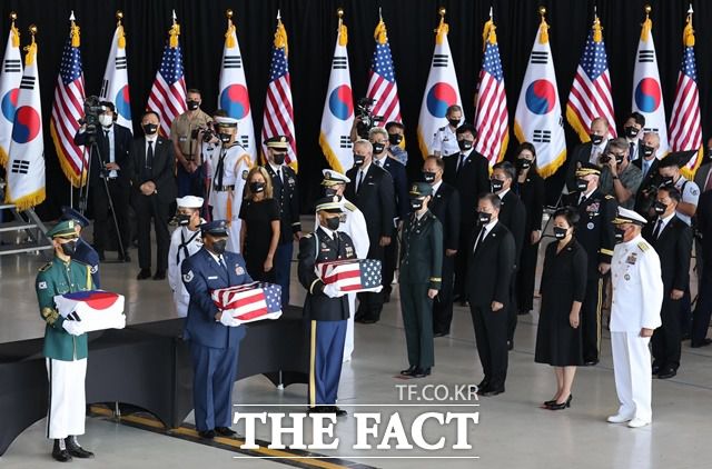 문재인 대통령과 김정숙 여사가 22일(현지시간) 미국 히캄 공군기지 19번 격납고에서 열린 한미 유해 상호 인수식에 참석해 있다. /호놀룰루=뉴시스