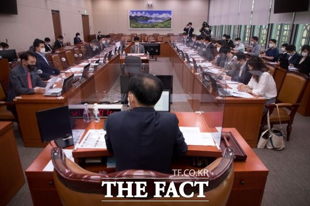 국민의힘은 "종전선언은 시기상조"라는 입장이다. 지난 9월 15일 오후 여의도 국회에서 열린 외교통일위원회(외통위) 전체회의에서 회의 진행하는 이광재 상임위원장(가운데). /이선화 기자