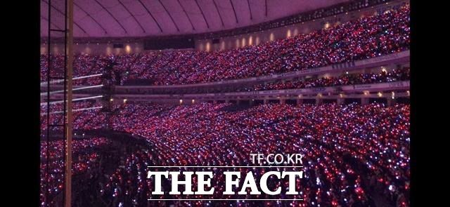 BTS를 향한 전 세계 팬들의 열망은 다름 아닌 콘서트다. 이미 '위드 코로나' 전환에 본격 돌입해 일상이 이전처럼 되돌아간 미국에서 이르면 11월 중엔 공연이 재개될 것으로 예상된다. 사진은 2018년 일본 도쿄돔 공연 당시 객석에서 펼쳐진 팬라이트 구현 장면. /서현덕 프리랜서 기자