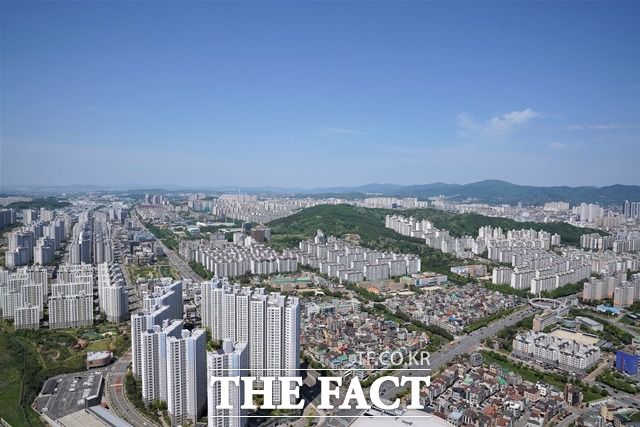 충남도가 27일 전 도민에게 코로나 상생 국민지원금 지급을 결정한 가운데 천안시가 도비 매칭 비율에 아쉬움을 토로하면서도 대승적 차원에서 도의 결정을 받아들인다고 밝혔다. 사진은 천안시 전경. / 더팩트DB