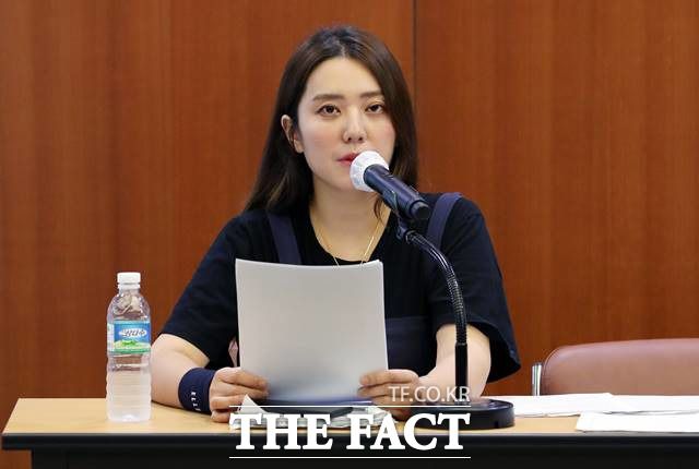 세월호 참사 당시 인터뷰를 통해 해양경찰의 명예를 훼손한 혐의로 재판에 넘겨졌다가 무죄를 확정받은 홍가혜 씨가 27일 오후 서울 중구 포스트타워에서 '가짜뉴스 피해자 연대(가칭)' 발족 기자회견을 하고 있다. 2021.09.27. /뉴시스