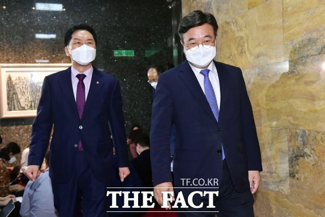 더불어민주당은 29일 오전 까지만 하더라도 여당 단독 통과까지 시사했으나, 돌연 언론중재법 본회의 상정을 포기하고 국민의힘과 협의했다. 민주당이 갑작스레 방향을 바꾸게 된 것을 두고 청와대와 유엔 등 내·외부적으로 있었던 비판때문이라는 분석이 있다. 국회에서 열린 박병석 국회의장 주재 언론중재법 관련 회동을 마친 뒤 의장실을 나서고 있는 여야 원내대표. /이선화 기자