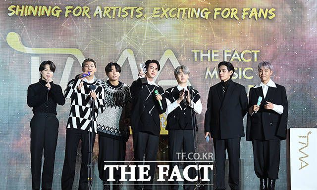 더팩트가 주최하고 팬앤스타(FAN N STAR)가 주관하는 '2021 TMA'가 2일 오후 인천 중구 파라다이스시티 플라자에서 열려 'U+아이돌Live 인기상'을 수상한 그룹 BTS의 가 수상소감을 밝히고 있다. /인천=임영무 기자