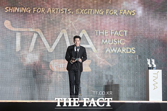 2021 TMA, 팬앤스타 가수 부문 최다 득표상 수상자 발표하는 배우 박해진.