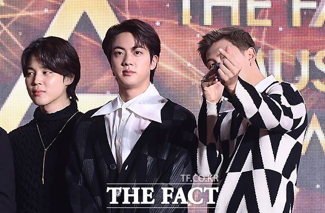 더팩트가 주최하고 팬앤스타(FAN N STAR)가 주관하는 '2021 TMA'가 2일 오후 인천 중구 파라다이스시티 호텔 플라자에서 열려 '올해의 아티스트'를 수상한 그룹 방탄소년단(BTS)이 아미에게 사랑 제스처를 하는 모습. /인천=이새롬 기자