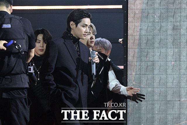 수상의 영예는 방탄소년단에게!