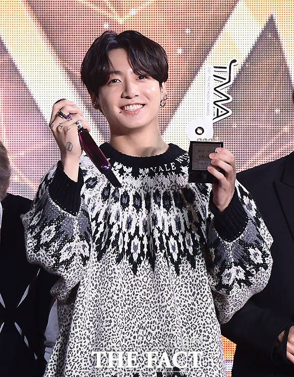 더팩트가 주최하고 팬앤스타(FAN N STAR)가 주관하는 '2021 TMA'가 2일 오후 인천 중구 파라다이스시티 호텔 플라자에서 열려 '올해의 아티스트'를 수상한 그룹 방탄소년단(BTS) 정국이 "더 열심히 살겠다"고 소감을 밝히고 있다. /인천=이새롬 기자
