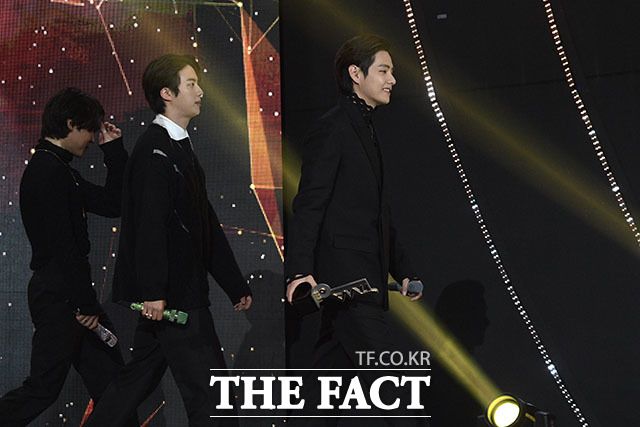 뷔, 트로피 들고 즐거운 발걸음.