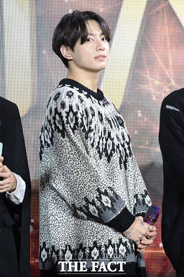 피어싱 사랑하는 정국의 새 피어싱!