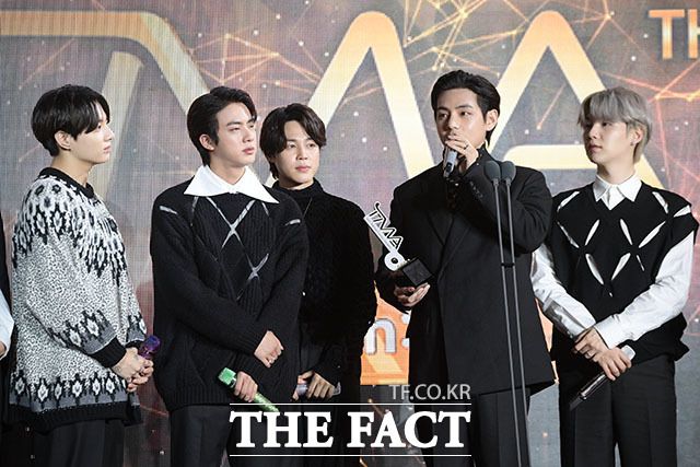 소감 전하는 뷔, 그리고 옆에 멤버들을 보니...