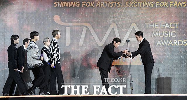 이날 시상식에서 그룹 방탄소년단(BTS)이 팬앤스타 가수 부문 최다 득표상을 수상받고 있다.